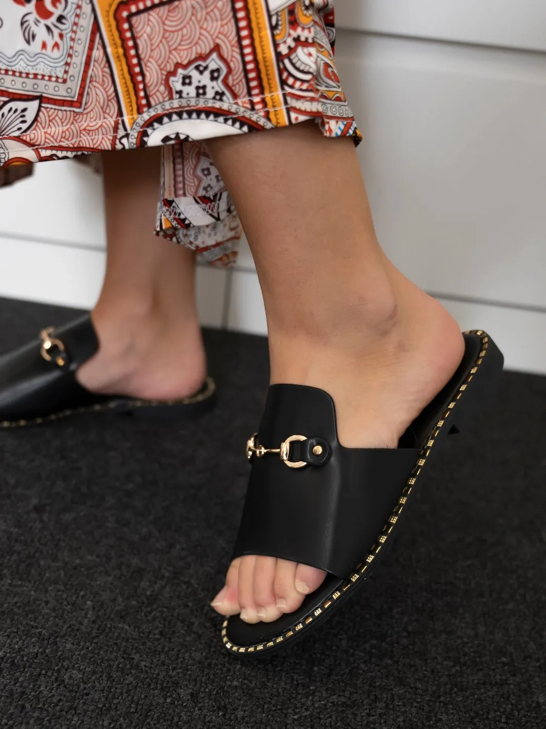 Chloe slipper sandal black