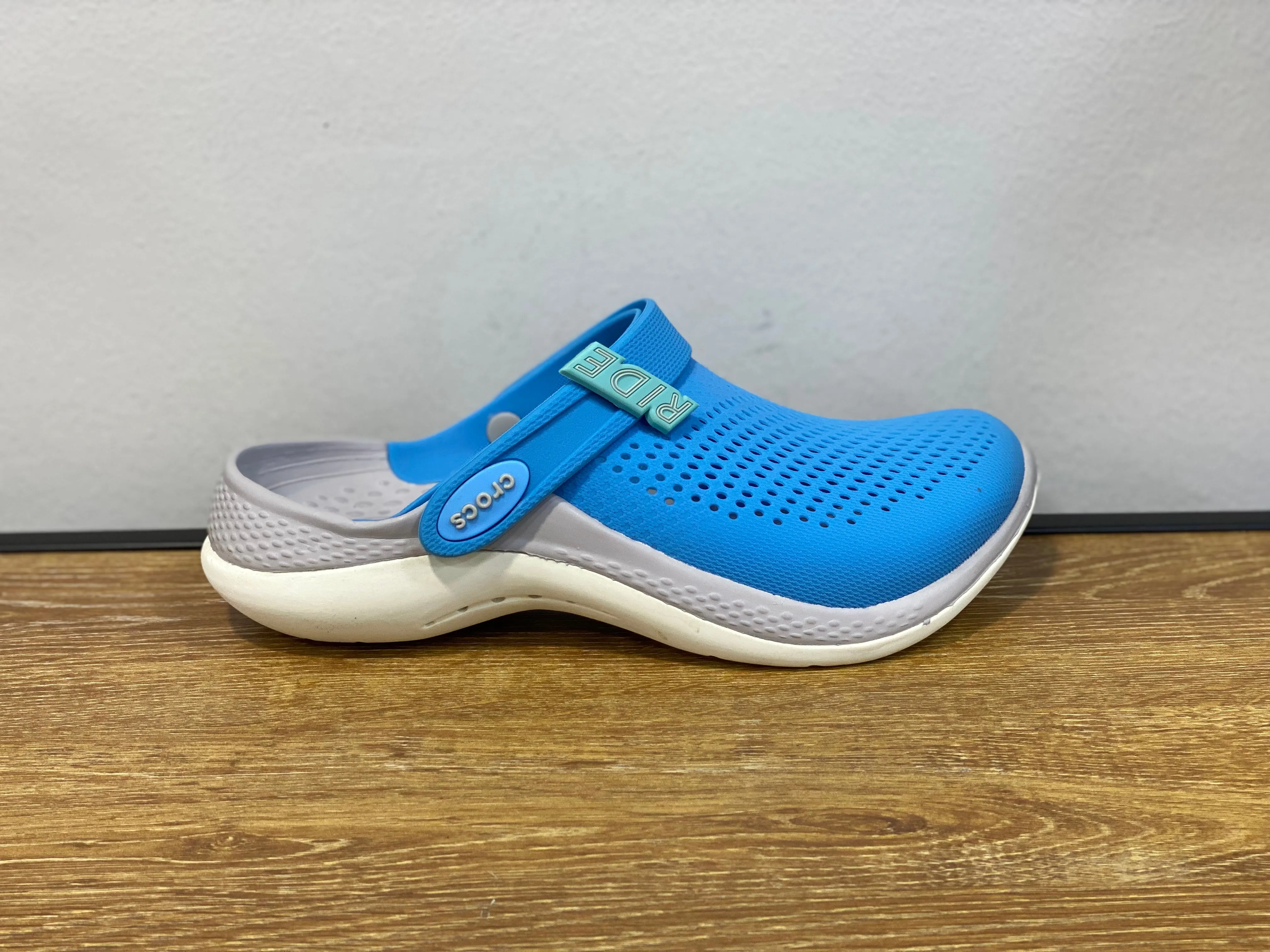 CROCS LITERIDE 360 CLOG bleu ciel et gris et blanc