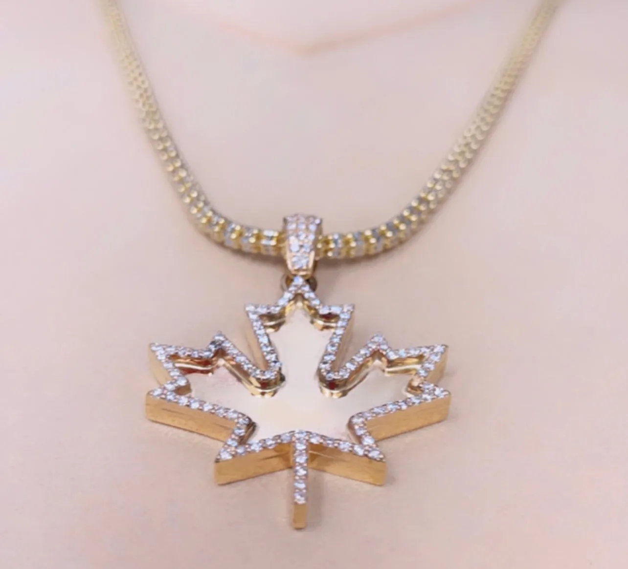 Diamond maple leaf pendant & ice chain