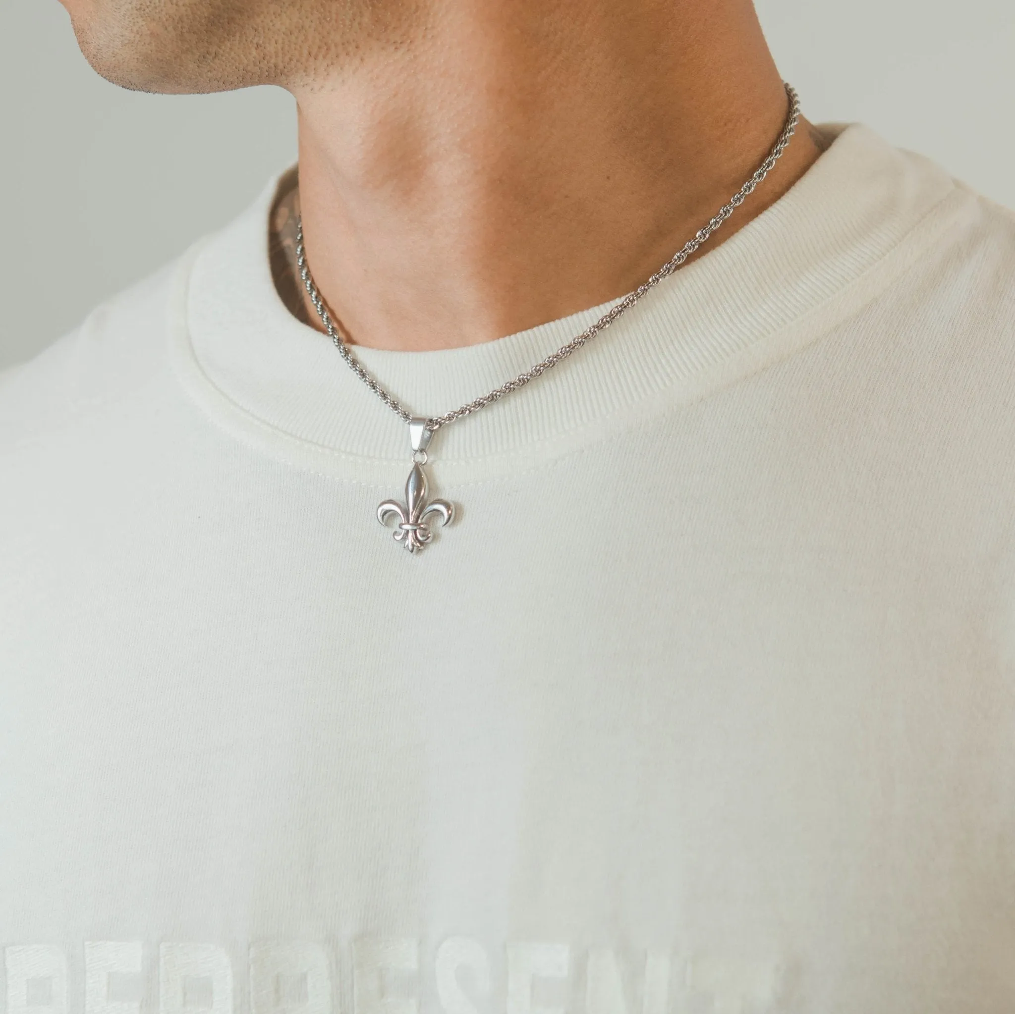 Fleur-de-Lis Pendant - White Gold