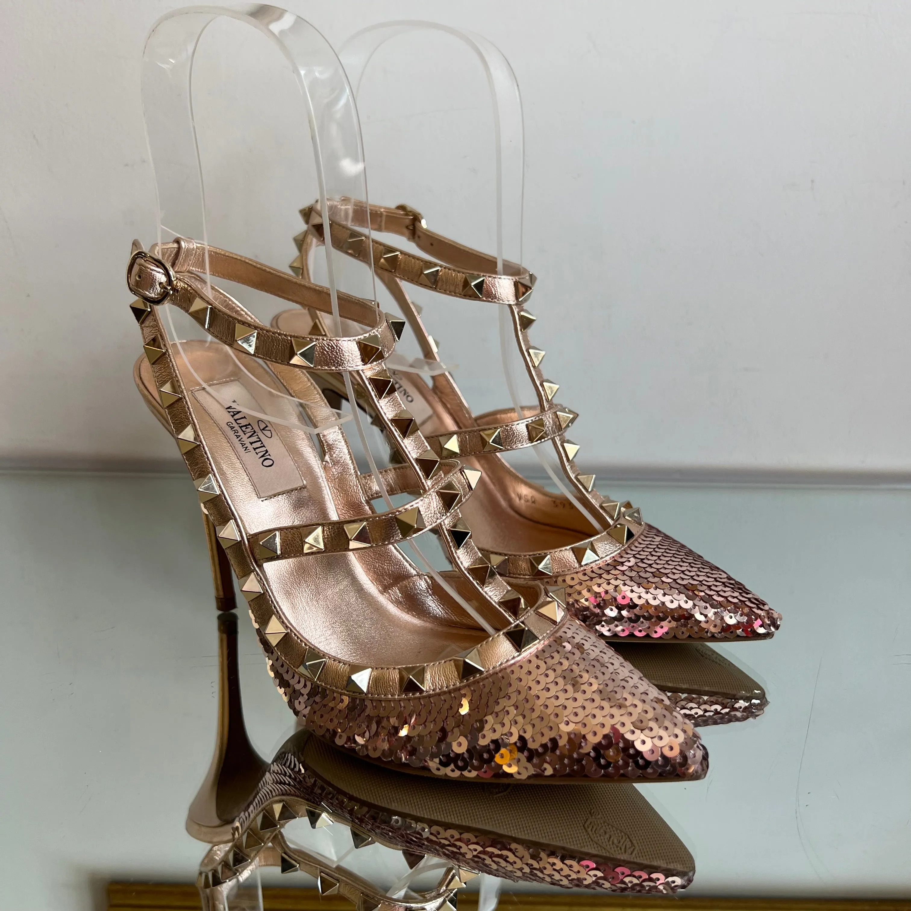 Scarpin Valentino Rockstud com Paetê Rose