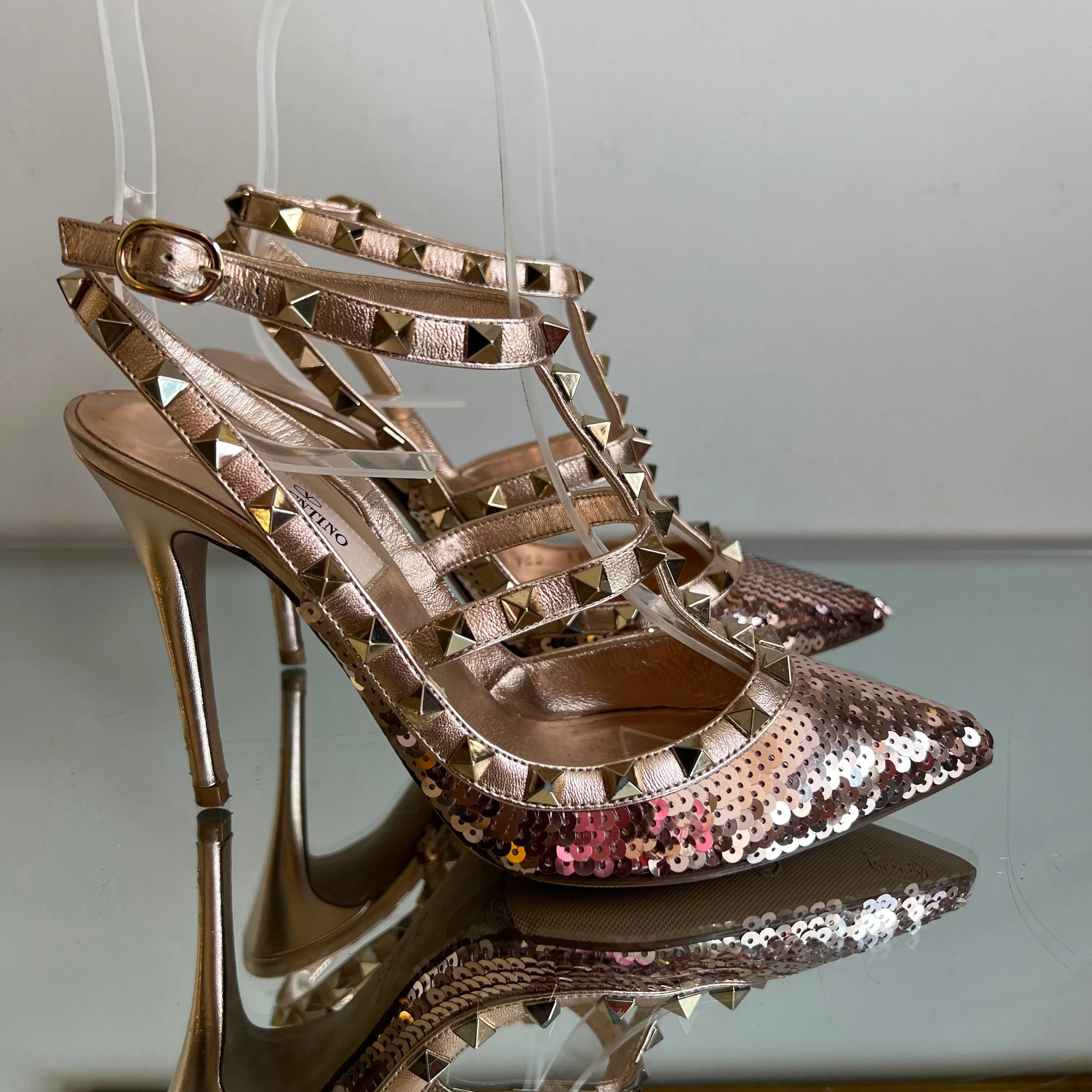 Scarpin Valentino Rockstud com Paetê Rose